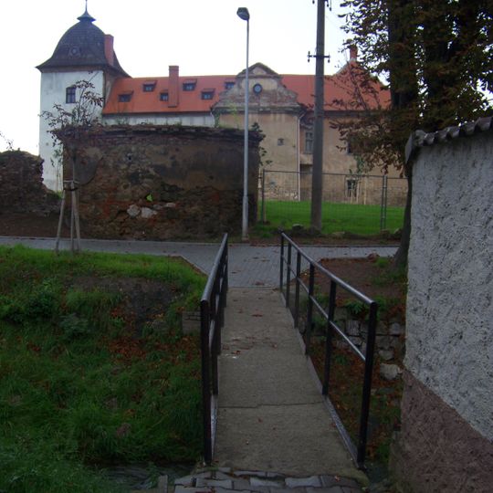 Lávka přes Dibeřský potok z ul. 5. května k zámku Králův Dvůr