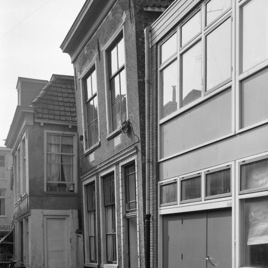 Pand onder zadeldak met voorschild ter vervanging van topgevel