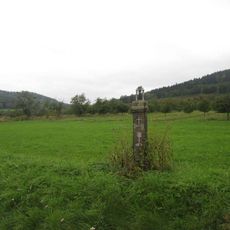 Kříž jižně od městyse Lhenice