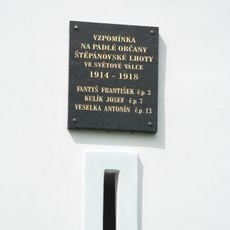 Pamětní deska obětem 2. sv. války na kapli ve Štěpánovské Lhotě