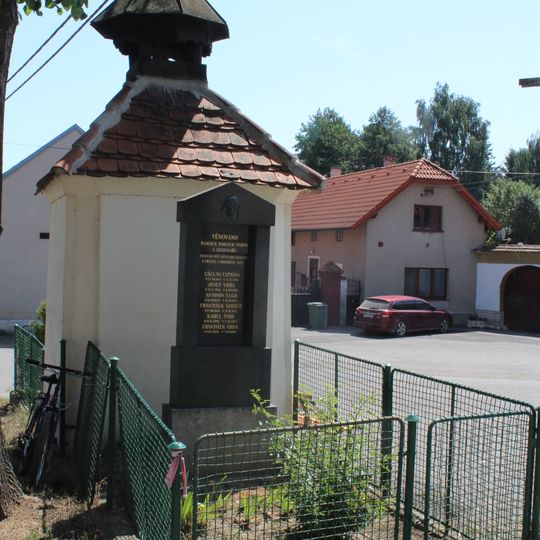 Pomník padlým za kaplí v Bavoryni