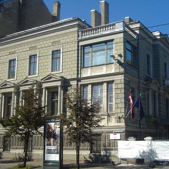 Dzīvojamā ēka, tagad administratīvā ēka