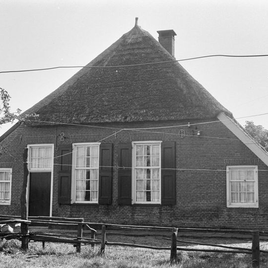 Boerderij onder met riet en pannen gedekt afgewolfd zadeldak