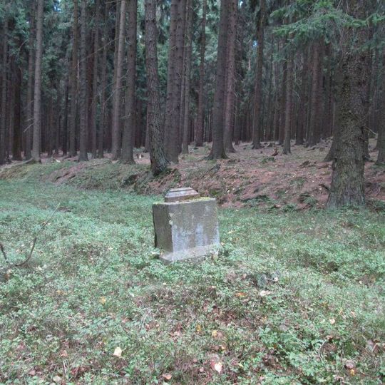 Kříž jižně od Vintířova u rozcestí v lese