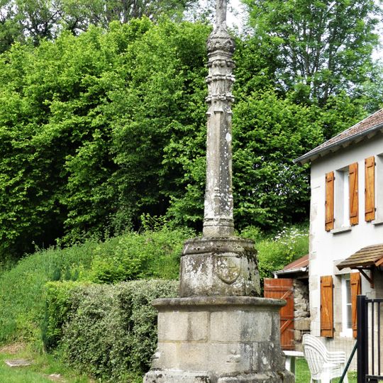Croix de chemin du XVIe siècle de Saint-Michel-de-Veisse
