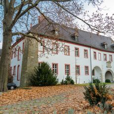Sachgesamtheit Rittergut und Park Triestewitz mit folgenden Einzeldenkmalen: Herrenhaus mit Torhaus und Hintergebäude (siehe Einzeldenkmalliste - Obj. 08967053, Schlossstraße 37, 39), dazu Wirtschaftsgebäude (siehe Einzeldenkmalliste - Obj. 093066
