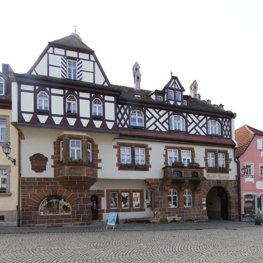 Dreigeschossiges Wohn- und Geschäftshaus