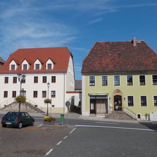 Wohnhaus in offener Bebauung und seitlichem Torbogen Markt 4