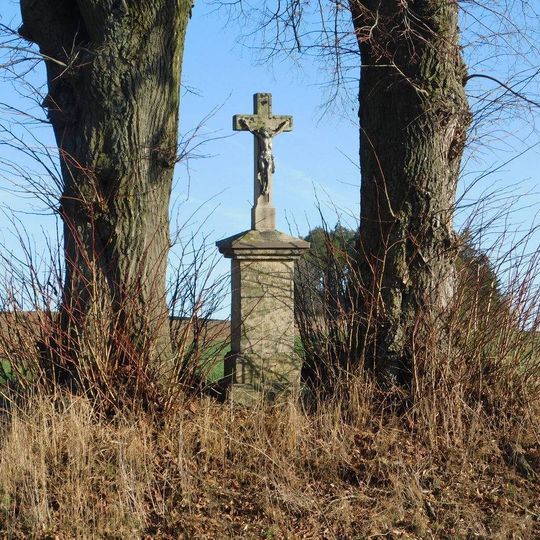 Kříž u silnice mezi Horní Cerekví a Bezděčínem v místě U bílých sosen
