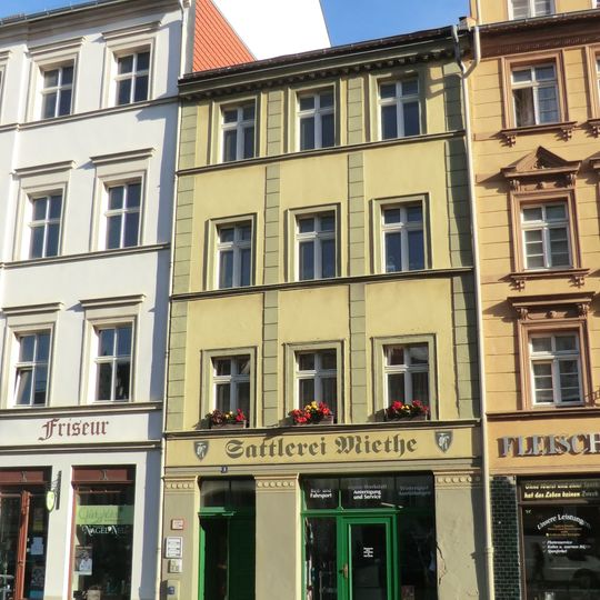 Wohnhaus mit Laden in geschlossener Bebauung und winkligem Hintergebäude Obermarkt 9