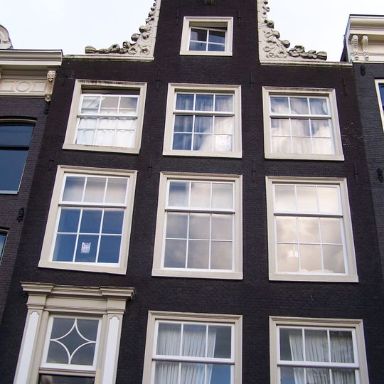 Huis met halsgevel