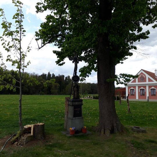 Kříž v Hrutově před statkem