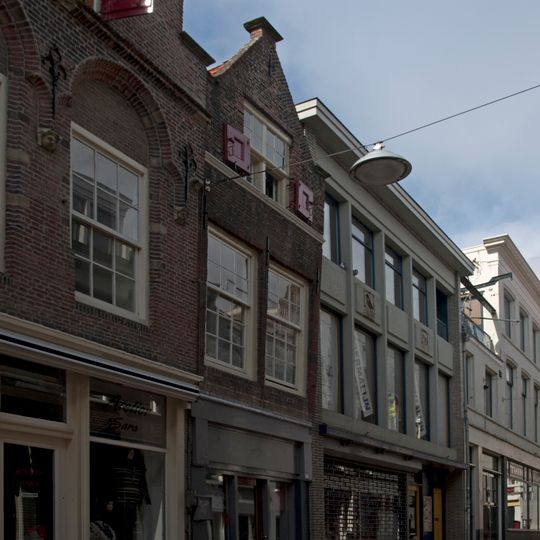 Pand met puntgevel met waterlijst onder de top