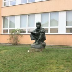 Socha Sedící chlapec u školy v Okružní ulici v Rakovníku