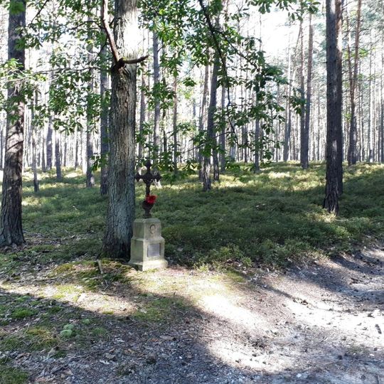 Kříž jihozápadně od Lomničky