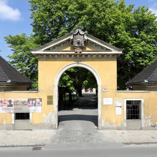 Wohnhaus, Toranlage des Schlosses