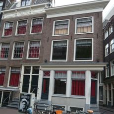 Hoekhuis met gevel onder echte lijst