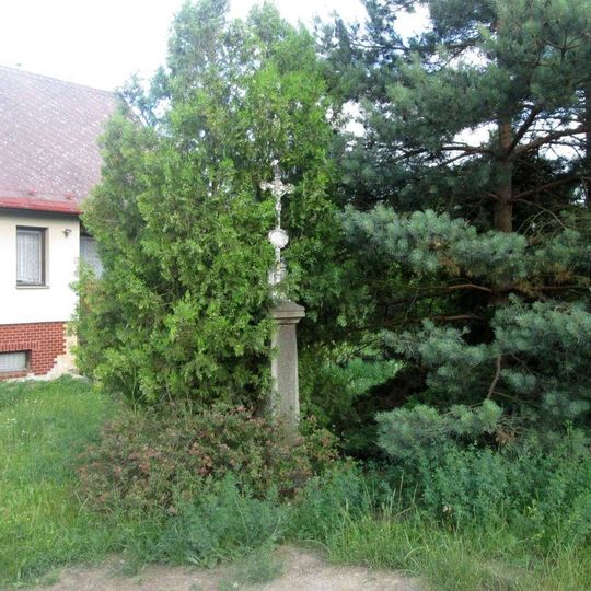 Kříž v Kamenném Újezdu u křižovatky