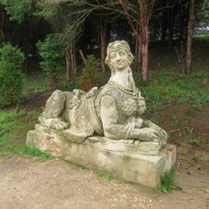 Socha sfingy ve Valticích v zámeckém parku