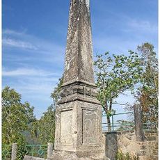 Sloup-obelisk na Císařské vyhlídce na Stoličné hoře v Děčíně