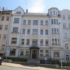 Mietshaus in geschlossener Bebauung mit Vorgarten und Einfriedungsmauer Wartburgstraße 19