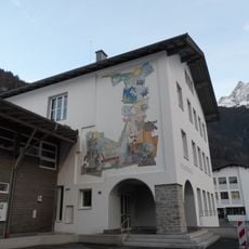 Volksschule und Kindergarten mit Wandbild