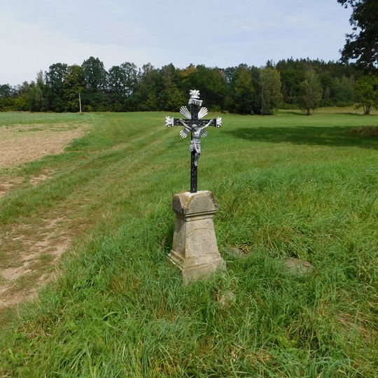 Kříž u silnice mezi Mladými a Starými Bříštěmi