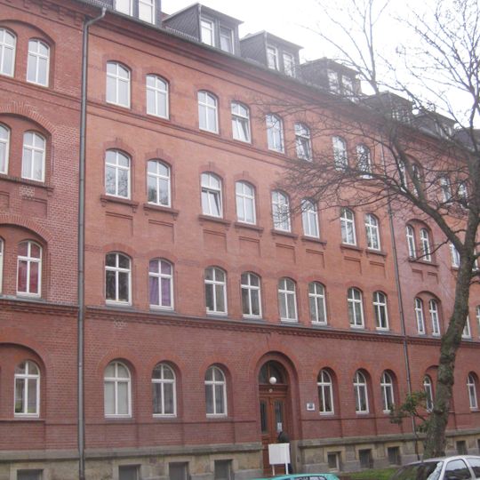 Mietshaus in geschlossener Bebauung mit Vorgarten Klarastraße 38