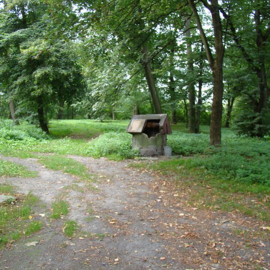 Park z aleją widokową oraz drzewostanem, z dziedzińcem przed pałacem