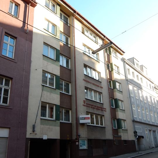 Friedrich-Holomek-Hof