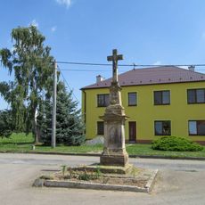 Kříž v Nasobůrkách na křižovatce