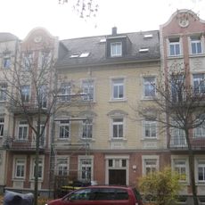Mietshaus in geschlossener Bebauung mit Vorgarten Albrechtstraße 44