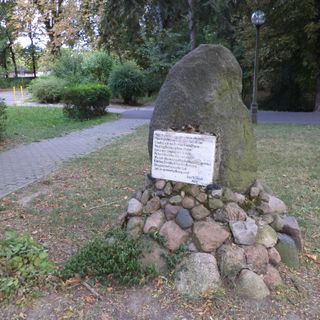 Pomnik z wierszem Jana Nowaka
