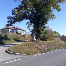 Kříž v západní části Rodinova