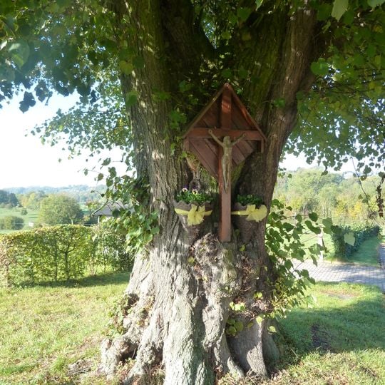 Wegkruis Schey 3, bevestigd aan een oude boom