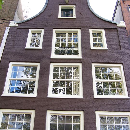 Huis met gevel met gewijzigde klokvormige top