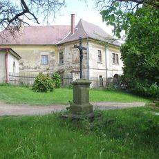 Kříž v Číhané u kostela