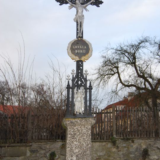 Kříž ve Vlásenici v zahradě