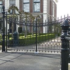 Ingangspartij op boogbrug