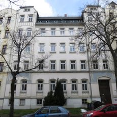 Mietshaus in geschlossener Bebauung mit Vorgarten Orthstraße 12