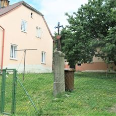 Kříž v zahradě domu 712 v Mikulášovicích