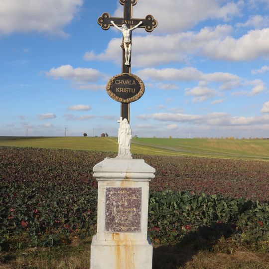 Kříž na křižovatce u Biskupic