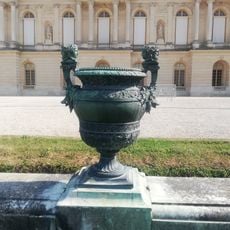 Vase avec hures de sanglier et bustes bicéphales