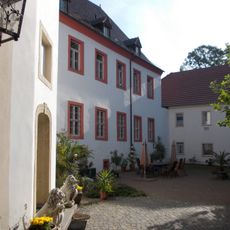 Einzeldenkmal der Sachgesamtheit Rittergut und Park Triestewitz: Wirtschaftsgebäude (siehe auch Sachgesamtheitsliste - Obj. 09304669) Schlossstraße 27; 29