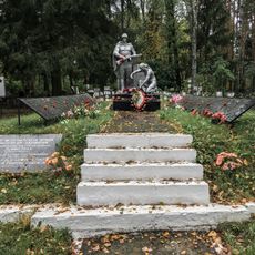 Братская могила советских воинов, погибших в борьбе с фашистами; в числе захороненных — Герой Советского Союза Д.С. Молодцов (1908-1943) (Кировск)