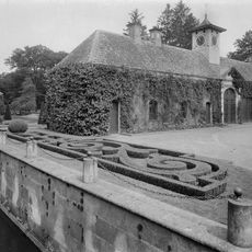 Twickel: keermuur voorplein