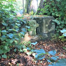 Podstavec zaniklého sousoší svatých Jana a Pavla u silnice východně od Ovesné