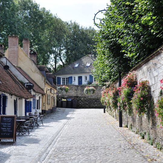 Maisons adossées aux anciens remparts de Montreuil-sur-Mer