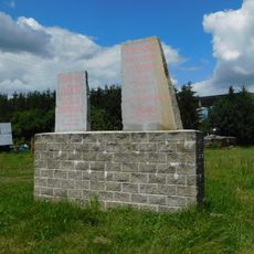 Pomníky zločinů komunismu u zemědělského areálu v Chýšné