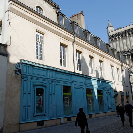 Immeuble, 2 rue Musette, angle de la place Notre-Dame